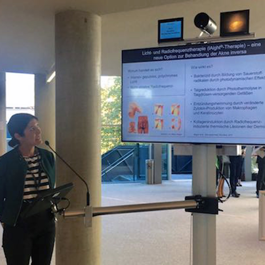 Dr. Zeynep Potente bei der Posterpräsentation zur Behandlung der Akne inversa mit LAight auf der DGPRAEC in Graz