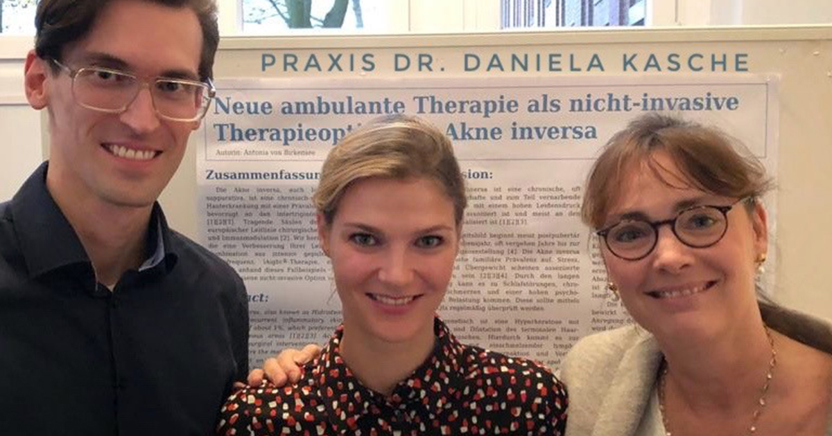 Arend Poppner, Dr. Antonia Birkensee und Dr. Daniela Kasche vor dem Poster zur Anwendung von LAight bei Akne inversa beim der Herbsttagung der Hamburger Dermatologischen Gesellschaft